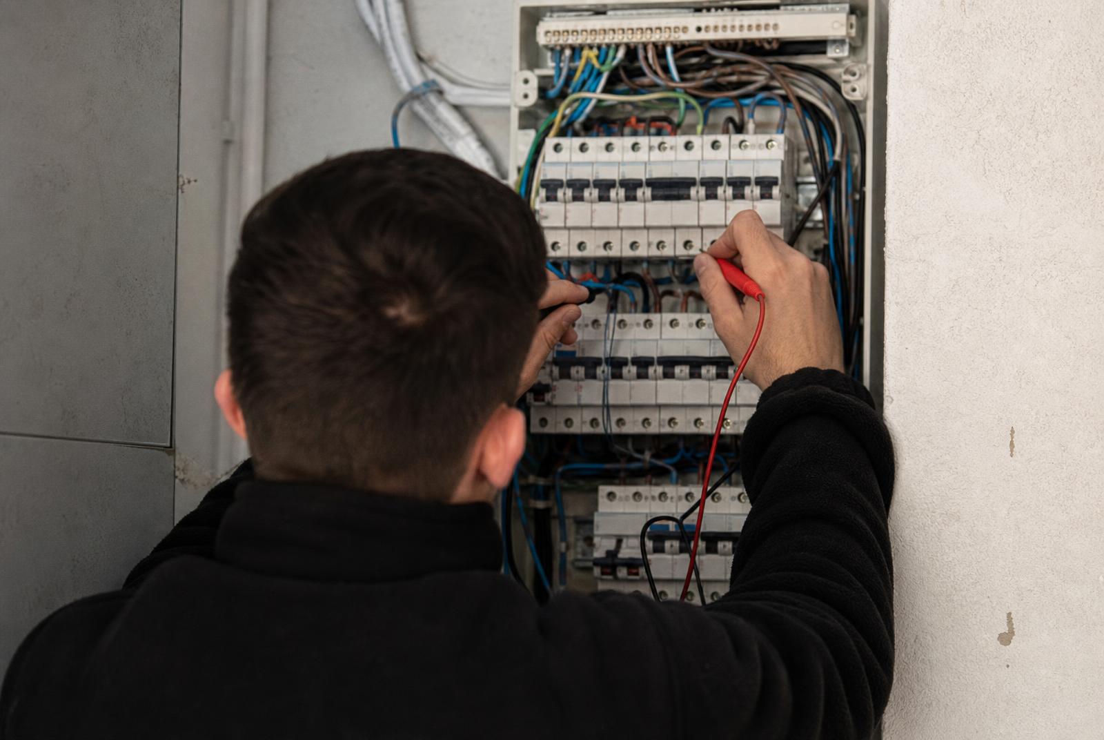 Técnico trabajando en un cuadro eléctrico